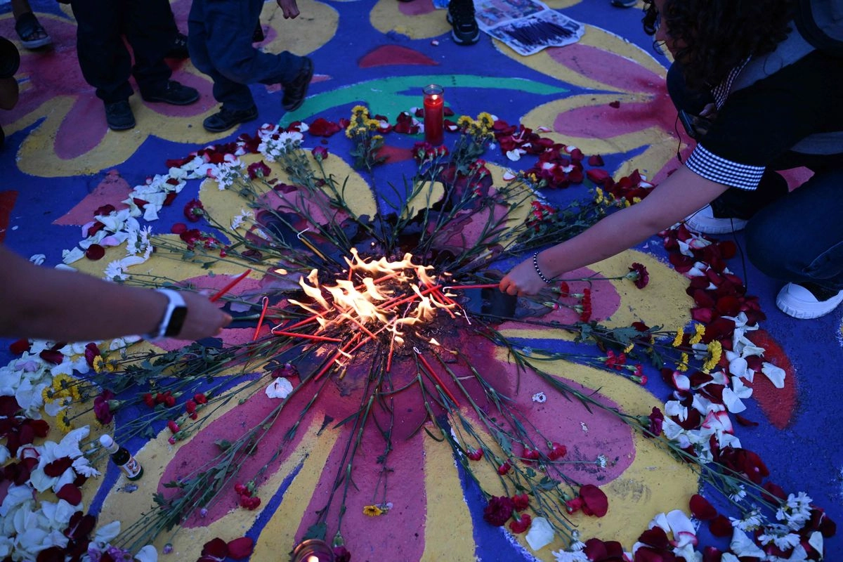 Personas participan en una ceremonia en honor a las víctimas de un incendio en un albergue infantil en 2017, en la Plaza de la Constitución de la Ciudad de Guatemala el 11 de agosto de 2025. 