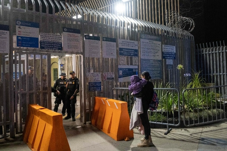 Migrante guatemalteca primera en solicitar asilo en EU tras fin de Título 42. Foto Afp