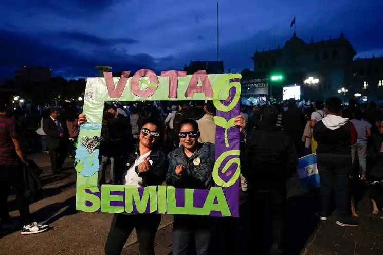 Seguidores de Movimiento Semilla festejan en la Plaza de la Constitución, en tanto la fuerza pública comenzó ayer la vigilancia de las casillas de votación para la jornada de hoy. Foto Ap