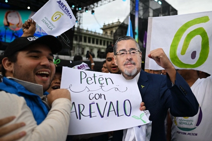 Bernardo Arévalo junto a sus simpatizantes. Foto Afp