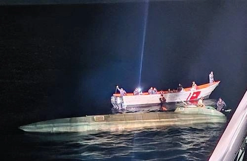 La fuerza naval del ejército de Guatemala interceptó un semisumergible en aguas del Pacífico que transportaba 2 mil 200 kilogramos de cocaína. Foto 