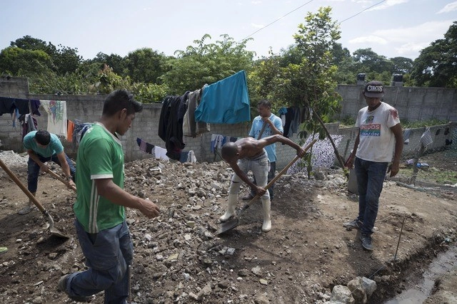 Migrantes latinoamericanos esperan en Tapachula, Chiapas que se resuelva sus trámites migratorios. Foto LA JORNADA/Alfredo Domínguez