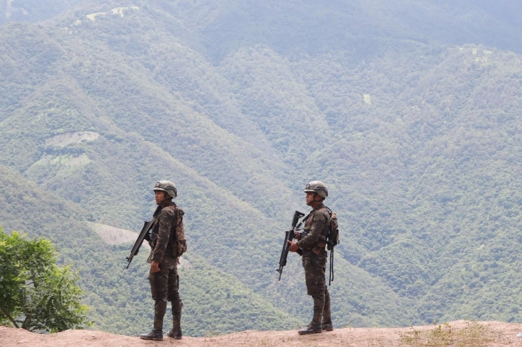 Efectivos del ejército de Guatemala durante el despliegue de un fuerte operativo de seguridad en la frontera con México el 27 de julio pasado para evitar el ingreso de integrantes del crimen organizado a su territorio. Foto Cuartoscuro 