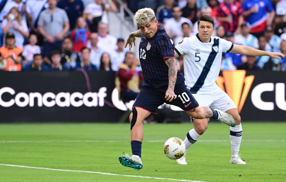 El estadunidense Diego Luna marcó los goles de su selección en el triunfo ante Guatemala. Foto