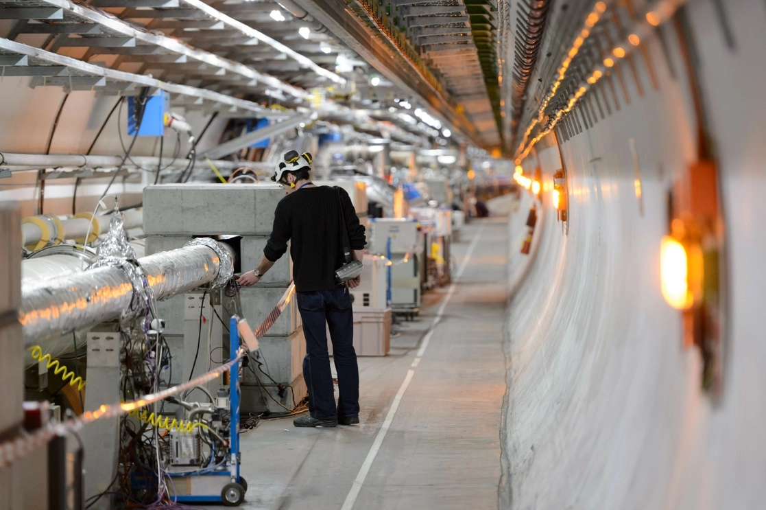 Trabajador del CERN realiza inspecciones en el túnel en el túnel del Gran Colisionador de Hadrones, en Meyrin, Suiza. Foto Ap / Archivo
