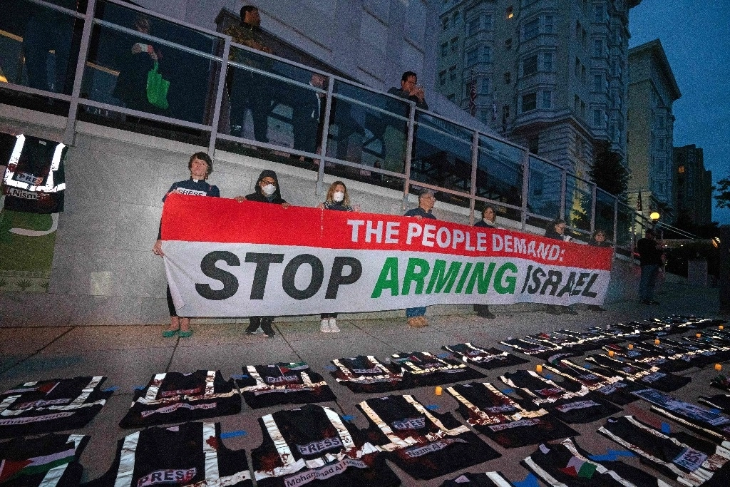 Monumento improvisado a los periodistas palestinos asesinados mientras manifestantes pro palestinos se manifiestan frente a la cena de la Asociación de Corresponsales de la Casa Blanca (WHCA) en el Washington Hilton, en Washington, DC, el 27 de abril de 2024. Foto Afp