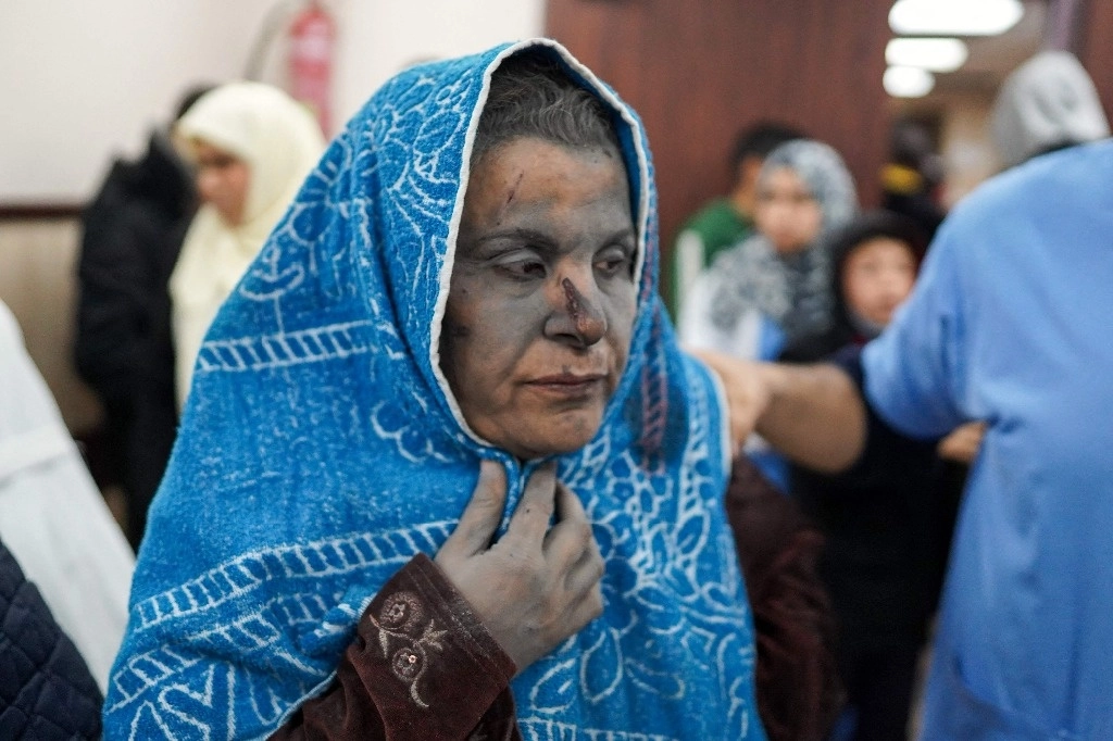 Una mujer palestina espera atención en un hospital de Gaza. Foto Afp