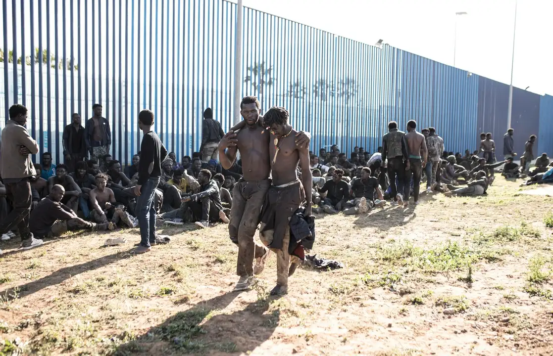 Migrantes subsaharianos, quienes exponen sus vidas en un periplo por llegar a Europa, lograron el pasado marzo saltar la valla de Melilla, España. Foto Europa Press