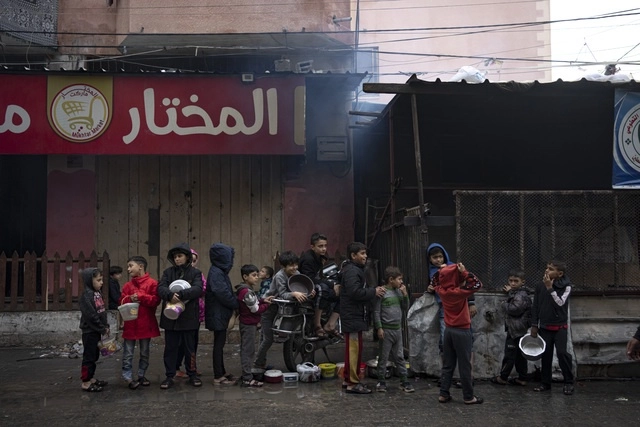 Niños palestinos hacen fila este miércoles para recibir comida, al sur de la franja de Gaza. Foto Ap