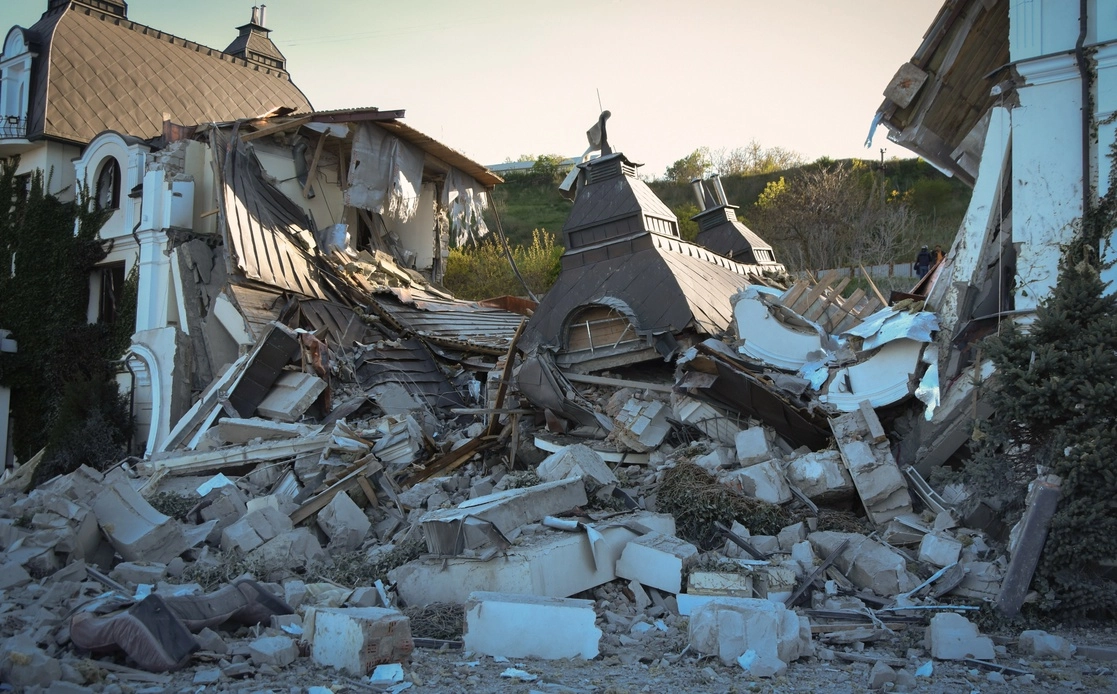 Hotel Grande Pettine fue destruido por un misil en Odessa, Ucrania, el domingo 8 de mayo de 2022. Foto Ap 