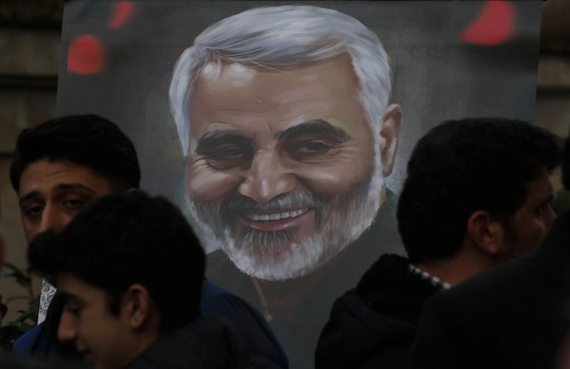 Personas se reúnen en el memorial del general Guardia Revolucionaria Al Qods, Qasem Soleimani. Foto Ap