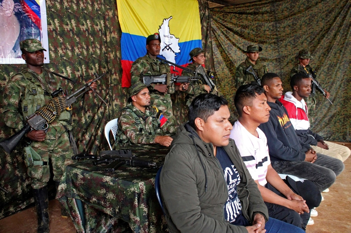 Integrantes del Frente Carlos Patiño de las FARC-EP custodian a cuatro soldados retenidos en Cauca, Colombia. Foto Afp
