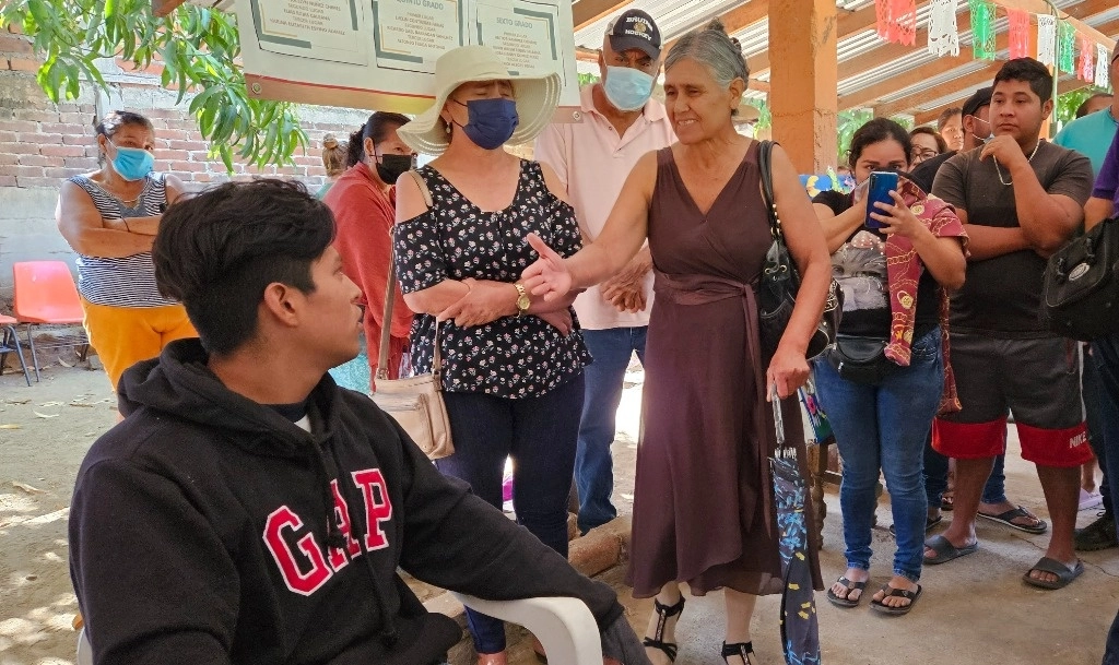 Pobladores de la comunidad Santa Rosa de Lima, Guerrero, aseguran que la persona retenida participó en una ataque a una escuela. Foto La Jornada