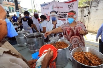 El Gobierno de Acapulco informó que inauguró cocinas comunitarias para brindar ayuda alimentaria a población de bajos recursos; sin embargo, los manifestantes señalaron que una cocina no es suficiente para todos los pobladores. Foto tomada de Twitter @AcapulcoGob