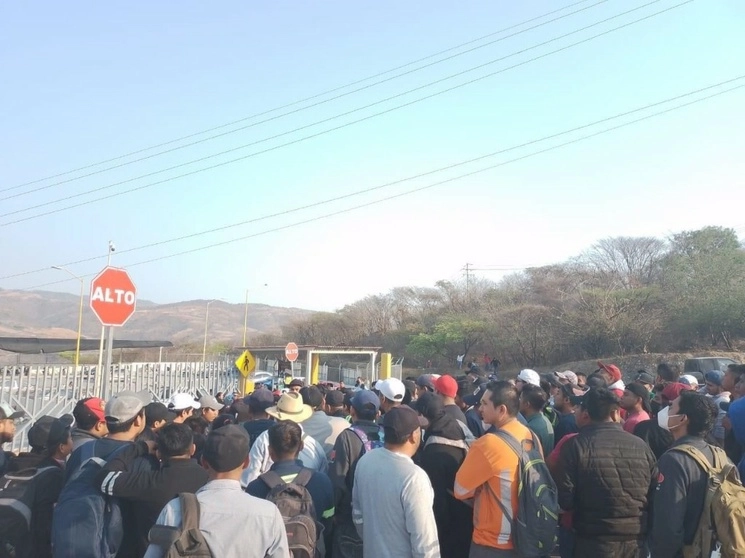 Trabajadores de la mina en paro. Foto La Jornada