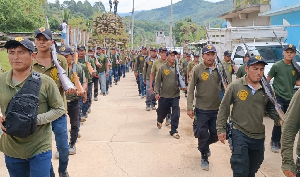 La CRAC-PC demandó la cancelación de 50 permisos a empresas de Canadá y Gran Bretaña durante la conmemoración de su 28 aniversario. La agrupación realizó un encuentro y una marcha de 2 mil policías comunitarios en Totomixtlahuaca, municipio de Tlacoapa, en la Montaña Alta. Ahí se acordó fortalecer sus asambleas y territorios ante el embate de la delincuencia organizada. Foto Sergio Ocampo