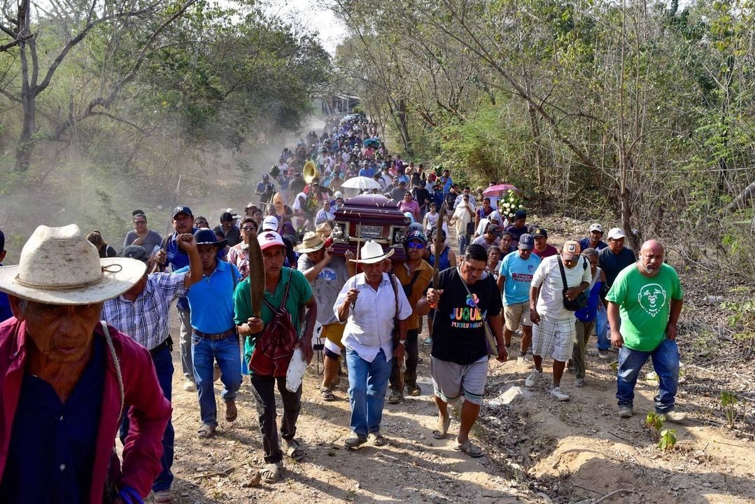 Con la exigencia de justicia, familiares, amigos, pobladores y activistas acudieron al sepelio del vocero del Cecop, Marco Antonio Suástegui Muñoz, quien murió el viernes luego de ser baleado el 18 de abril. Su hermano Vicente se encuentra desaparecido desde 2021. ¡Fuera la presa La Parota!, ¡la tierra no se vende, se defiende con la vida!, fueron algunas de las consignas en el panteón de Cacahuatepec, en la zona rural de Acapulco. 