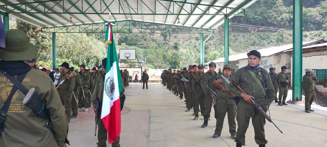 En en el municipio Joaquín de Herrera unas 500 personas de la comunidad nahua de Ayahualtempa, entre ellas integrantes de la Coordinadora Regional de Autoridades Comunitarias-Pueblos Fundadores y del Consejo de Gobierno Indígena Nahua, demandaron seguridad. Foto Sergio Ocampo