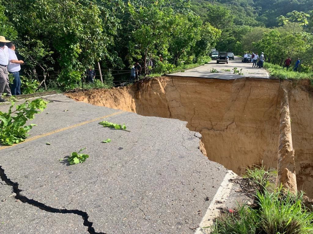Pobladores reportaron la formación de un socavón entre las comunidades Tierra Blanca y Río Tantoyuca, lo que afecta la circulación de los vehículos provenientes de los municipios de Tlapa, Metlatónoc y Cochoapa. Foto tomada de la cuenta de Twitter @PC_Guerrero