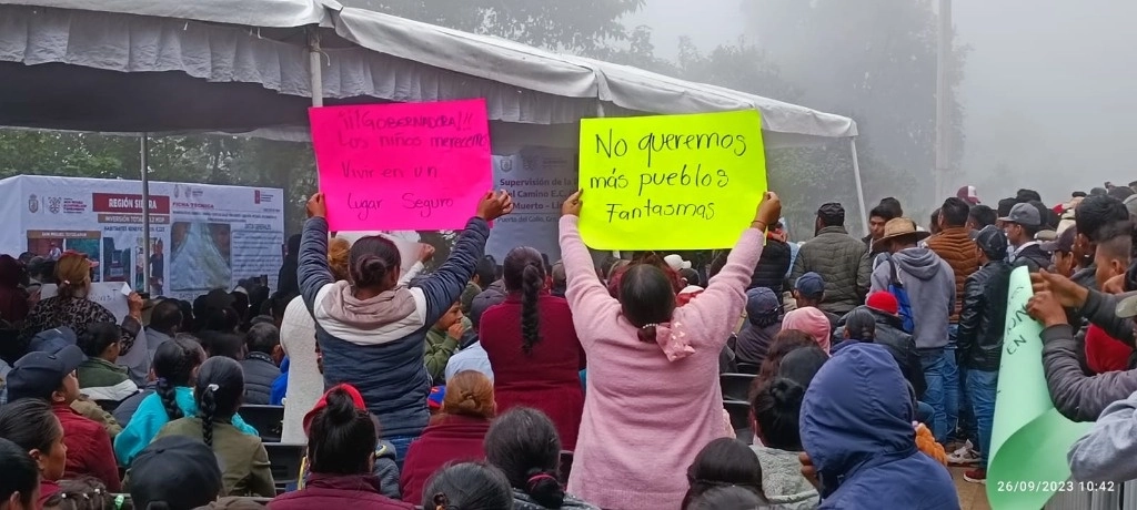 Ante las demandas de comisarios de más de 43 comunidades de los municipios de San Miguel Totolapan y Heliodoro Castillo, en la Sierra Madre del Sur, para que autoridades estatales les aporten armas de defensa ante grupos criminales, el gobierno de Evelyn Salgado Pineda les propuso la creación de la policía rural, con 200 integrantes iniciales, sujeta a control y con reglas en las que estén de acuerdo las comunidades. Foto Sergio Ocampo 