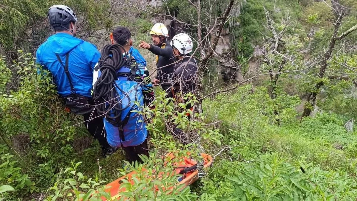 Rescatistas respondieron al llamado de auxilio luego que un guía de montaña cayó a una cascada en la zona boscosa de la localidad de Santa Inés, en Mineral del Chico, Hidalgo. Foto  