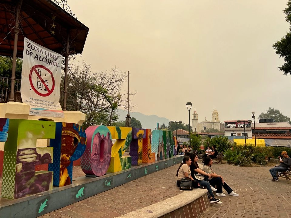 Pese a la mala calidad del aire causada por los incendios continúan llegando turistas nacionales y extranjeros al pueblo mágico de Tepoztlán, Morelos. Foto 