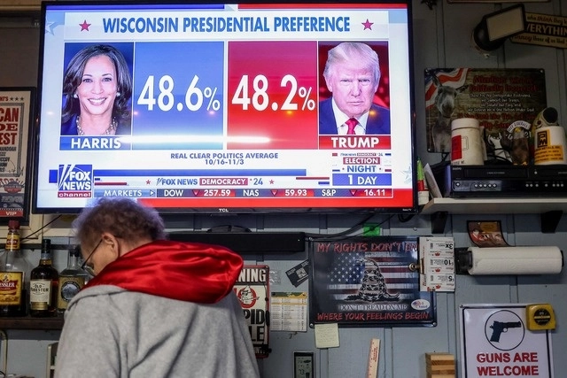 Una encuesta para las elecciones presidenciales de Estados Unidos se ve en un televisor. Foto Afp
