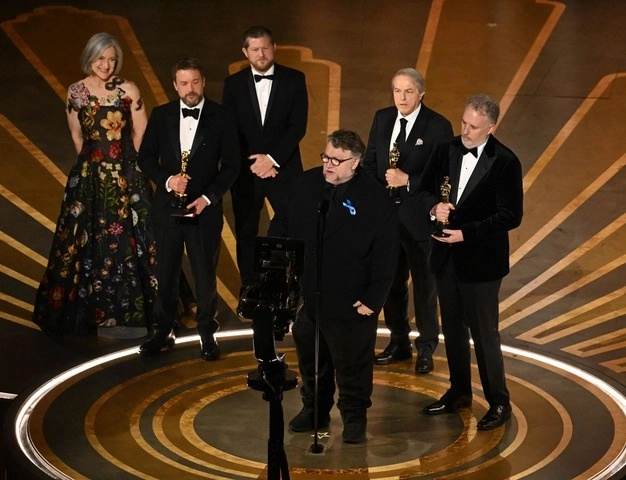 Guillermo Del Toro fue uno de los primeros en recibir la estatuilla de los premios Óscar. Foto Afp