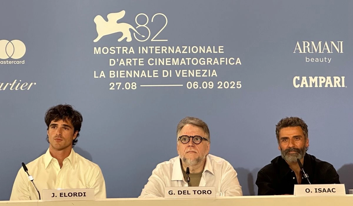 Guillermo del Toro flanqueado a la derecha por Oscar Isaac, quien da vida el médico Viktor Frankenstein y Jacob Elordi, intérprete del monstruo de Frankenstein, tras la proyección de la cinta en la edición 82 del Festival Internacional de Cine de Venecia. Foto 
