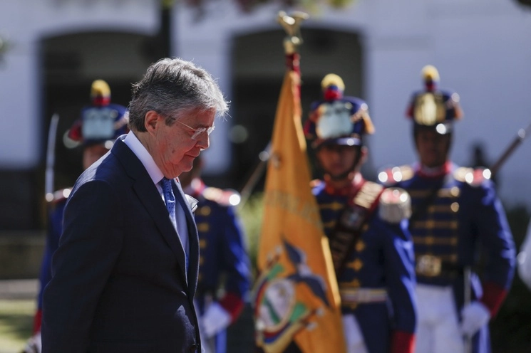 El presidente de Ecuador, Guillermo Lasso, asiste a una ceremonia para conmemorar el aniversario de la declaración de independencia del país de España, tras declarar el estado de emergencia a consecuencia del asesinato del candidato presidencial Fernando Villavicencio en un mitin de campaña, el 10 de agosto de 2023. Foto Ap