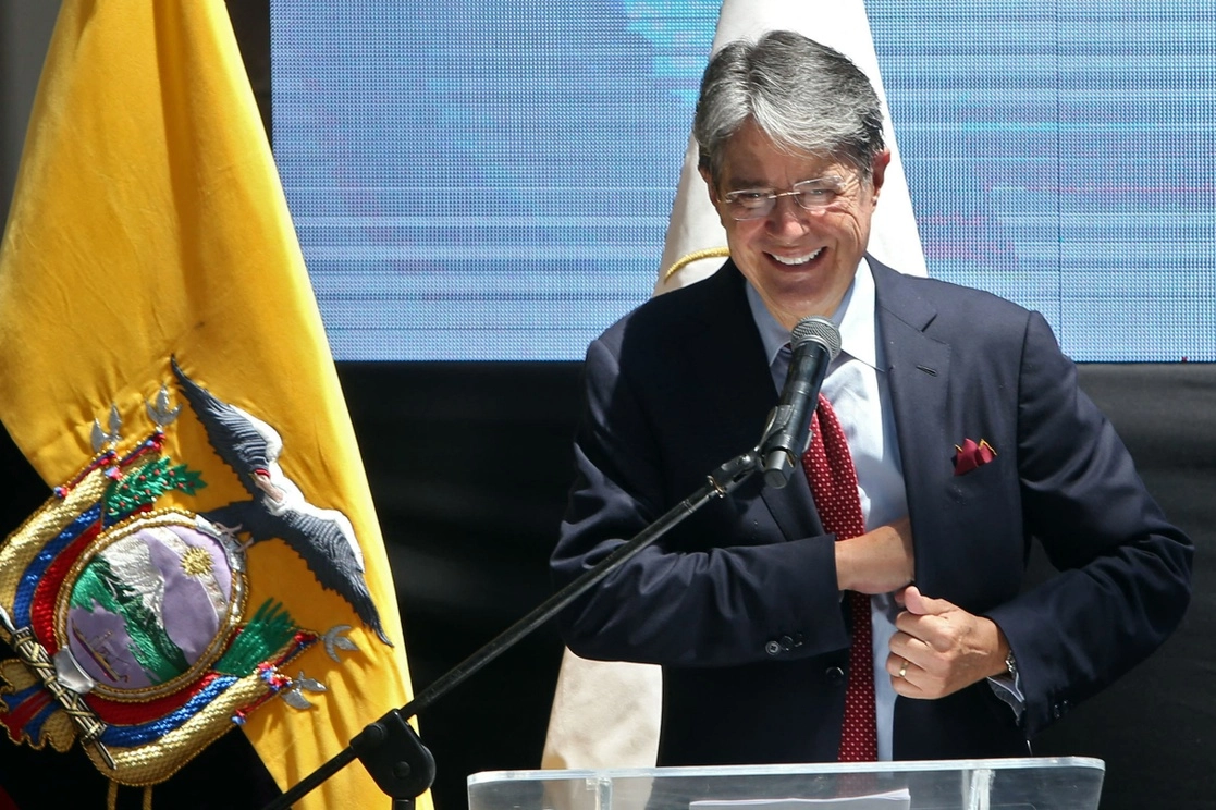 El presidente electo de Ecuador, Guillermo Lasso, pronuncia un discurso tras recibir sus credenciales del CNE en el Centro Cultural Metropolitano de Quito, el 19 de mayo de 2021. Foto Afp