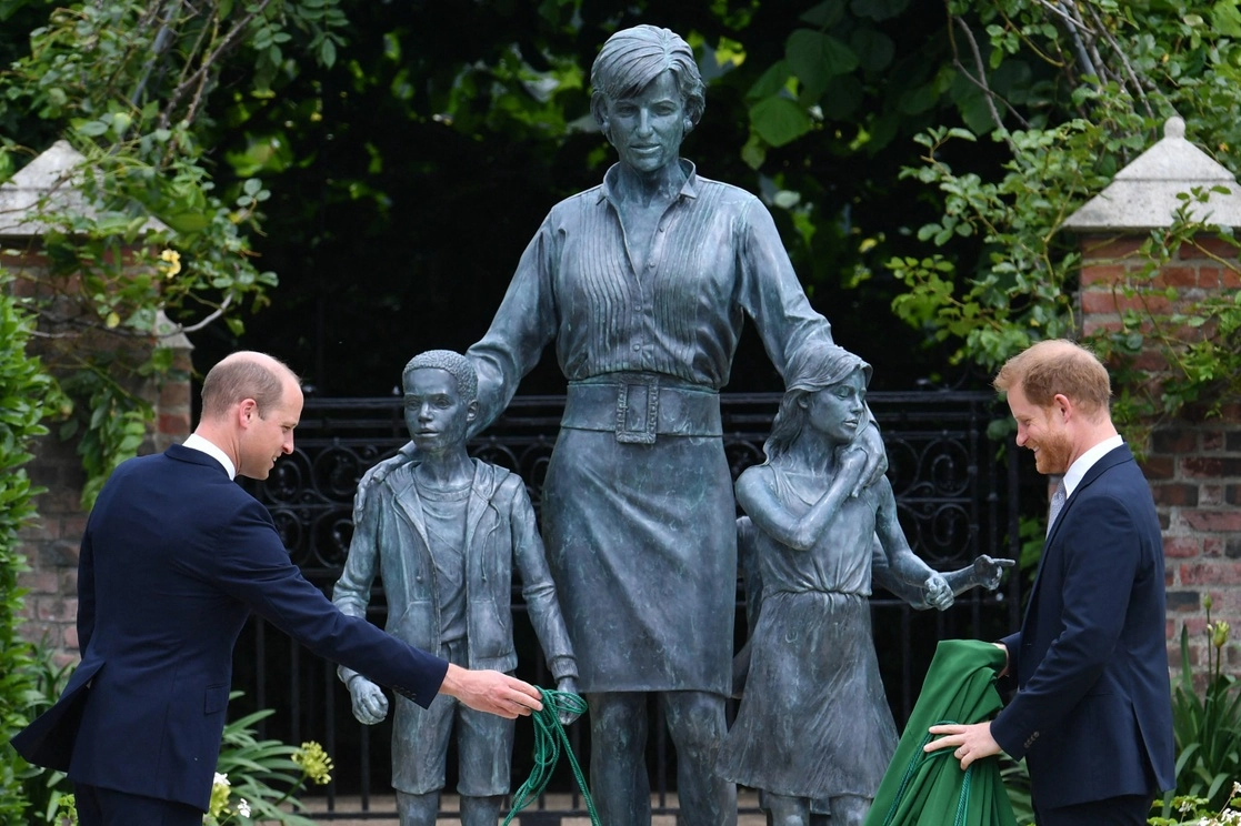 El príncipe Guillermo de Gran Bretaña (izq.) y el príncipe Harry durante la inauguración de la estatua dedicada a su madre Diana, la princesa de Gales, en el Sunken Garden en el Palacio de Kensington, Londres, en lo que habría sido su 60 cumpleaños, el 1 de julio de 2021. Foto Pool vía Ap