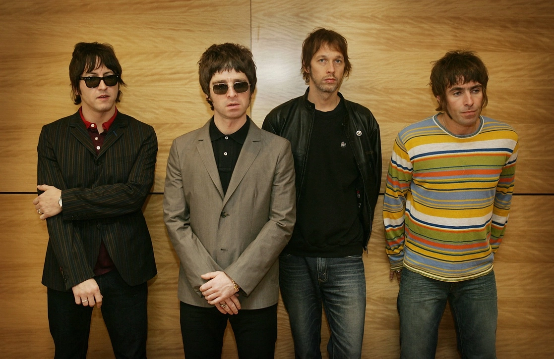 Noel Gallagher, Andy Bell y Liam Gallagher, miembros de la banda de rock británica Oasis posan durante una sesión fotográfica en Hong Kong el 25 de febrero de 2006. Foto Afp