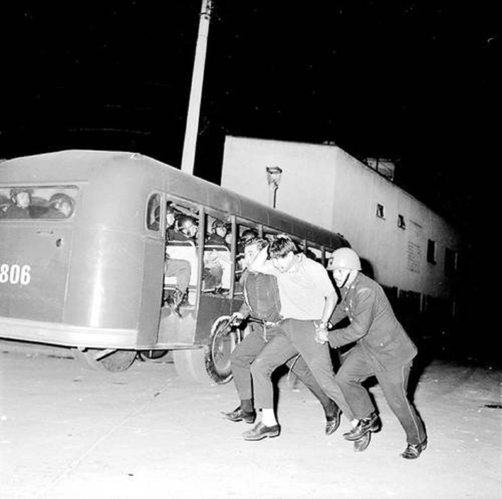 La noche del 2 de octubre de 1968 cientos de jóvenes fueron detenidos, incuidos los líderes del movimiento estudiantil.Foto Imagen de la colección de Manuel Gutiérrez Paredes (Archivo Histórico de la UNAM)