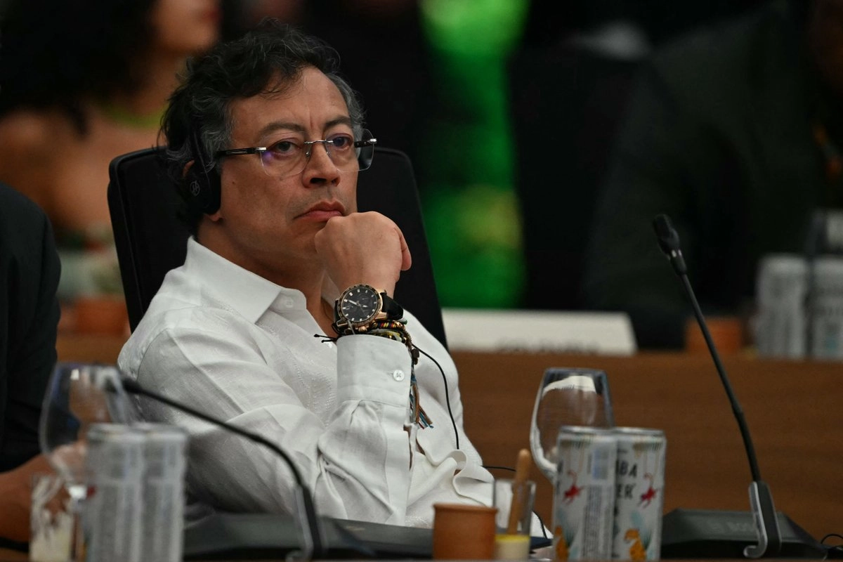 El presidente de Colombia, Gustavo Petro, escucha la conferencia del Fondo para los Bosques Tropicales para Siempre (TFFF) en el marco de la Conferencia de las Naciones Unidas sobre el Cambio Climático COP30 en Brasil, el 6 de noviembre de 2025. Foto 