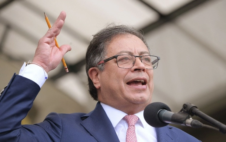 El presidente de Colombia, Gustavo Petro, pronuncia un discurso durante una ceremonia militar en la Escuela Militar José María Córdova en Bogotá el 2 de junio de 2023. Foto Afp