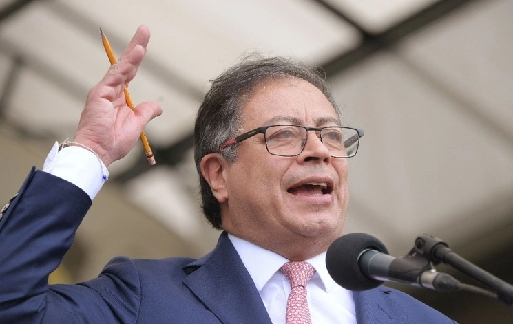 El presidente colombiano, Gustavo Petro, convocó a preparar jornadas de movilización para defender el voto popular, tras insistir en sus señalamientos contra el fiscal general, Francisco Barbosa, a quien acusa de un supuesto intento “de golpe de Estado bajo manto institucional”. Foto Afp / Archivo