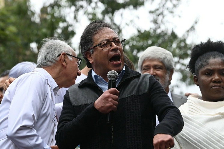 El presidente de Colombia, Gustavo Petro, durante un discurso frente a miles de simpatizantes en la capital, Bogotá, el 7 de junio de 2023. Foto Afp