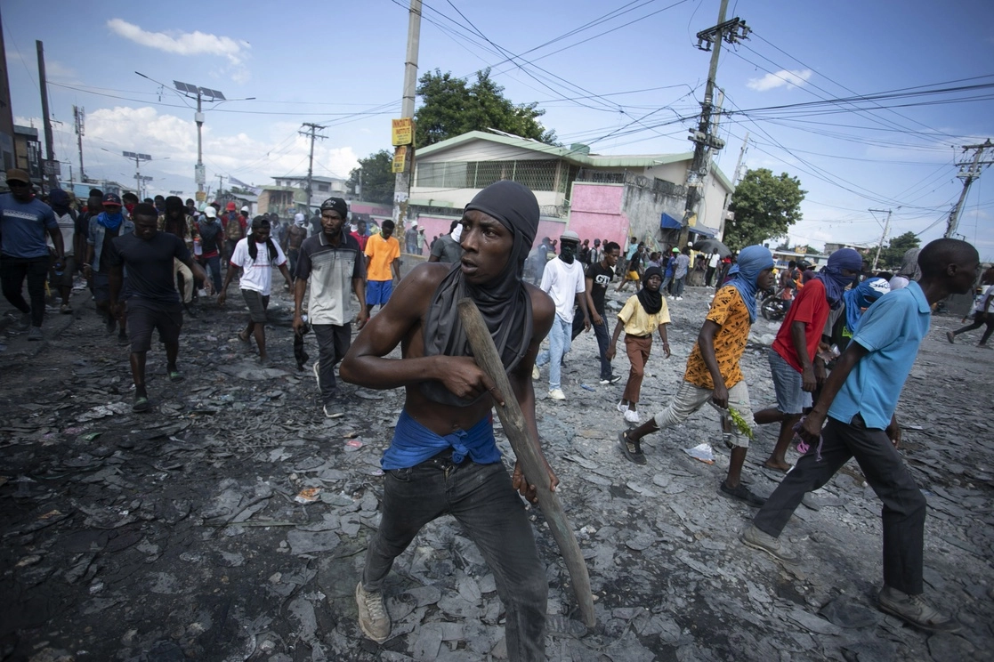 Un manifestante lleva un trozo de madera que simula un arma durante una protesta exigiendo la renuncia del primer ministro Ariel Henry, en el área de Petion-Ville de Puerto Príncipe. Foto Ap
