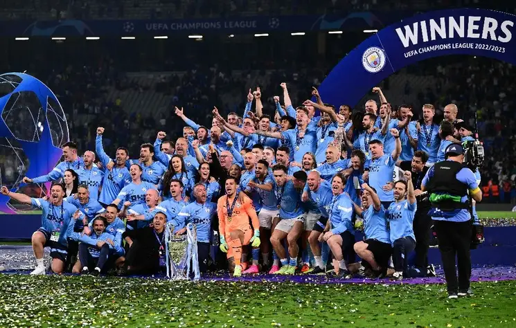 El Manchester City leanta el trofeo de campeón de la UEFA ‘Champions League’. Foto Afp