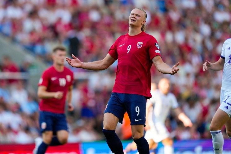 Erling Haaland marcó de penal al minuto 61 durante el encuentro ante Escocia, clasificatorio para la Euro 2024. Foto Afp