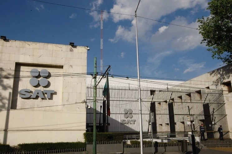 Fachada de las oficinas del SAT en la CDMX. Foto Roberto García / archivo 