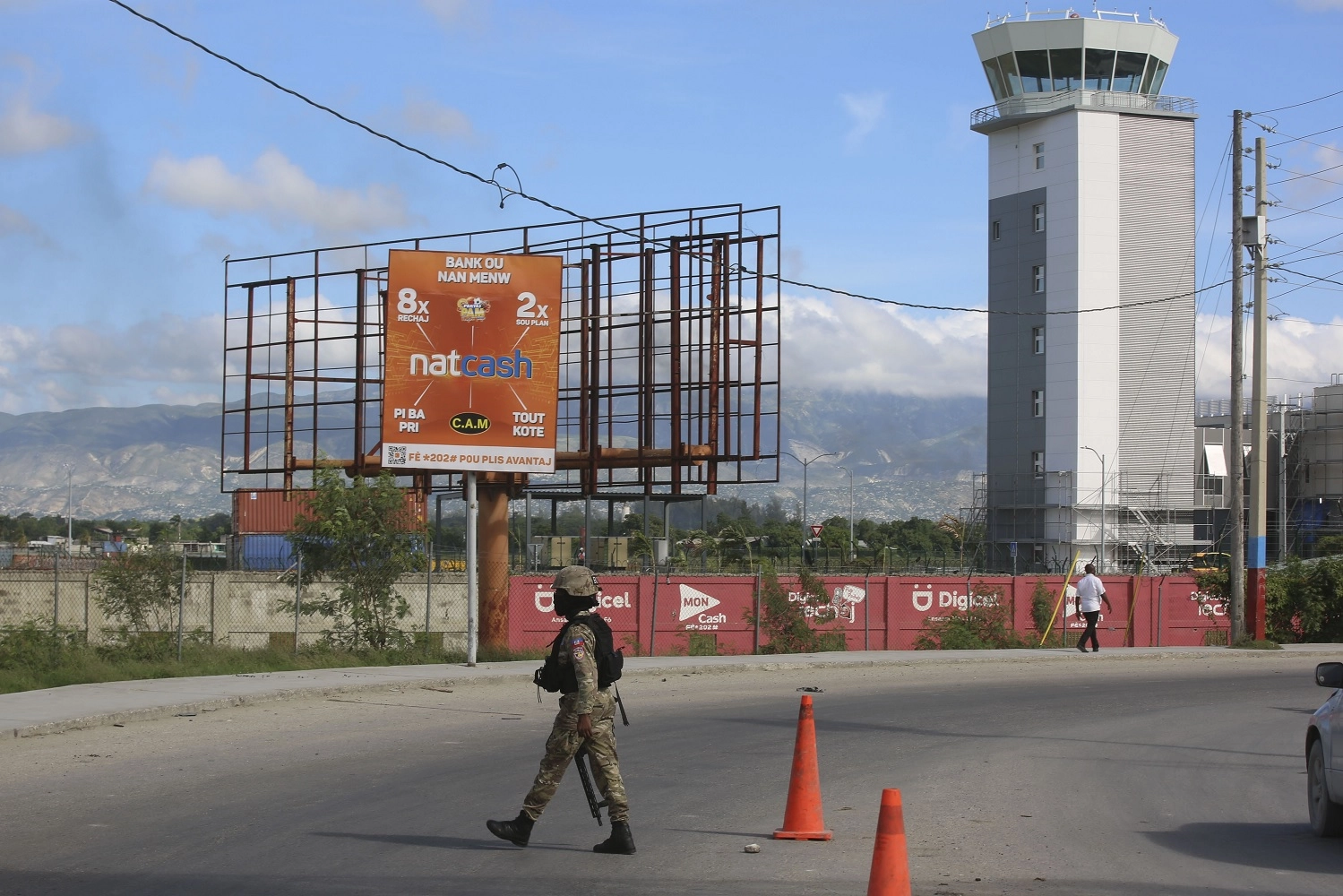 Debido a la violencia de pandillas, en noviembre de 2024 se suspendieron los vuelos comerciales del Aeropuerto Internacional Toussaint Louverture, en Puerto Príncipe, Haití. 
