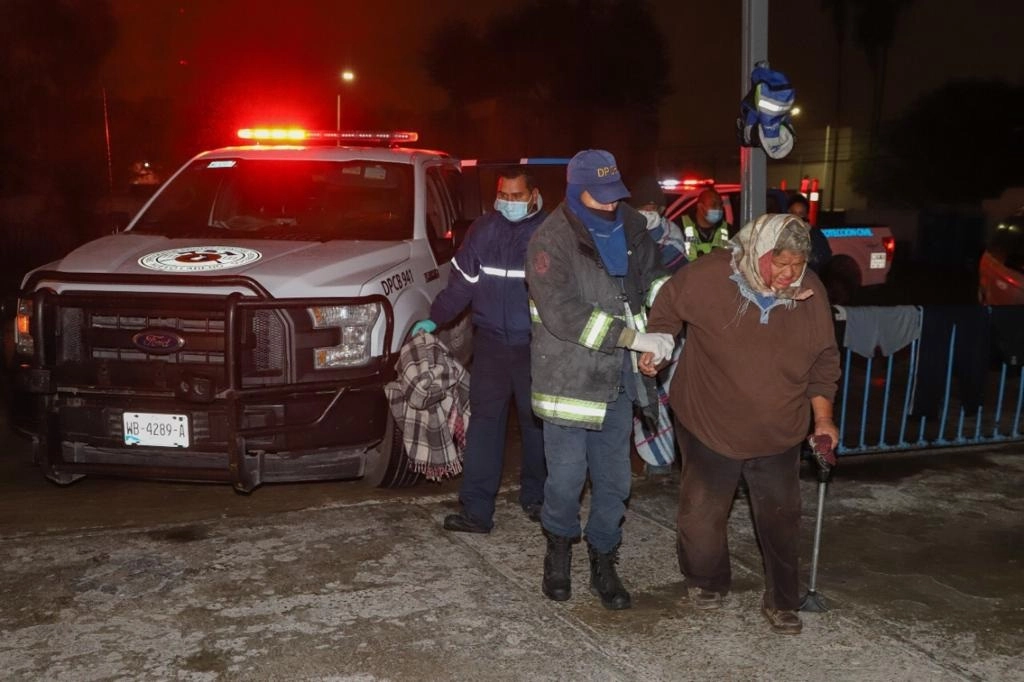 Ocho personas accedieron a refugiarse de las bajas temperaturas en el albergue temporal habilitado por el gobierno de Nuevo Laredo. Foto Carlos Figueroa