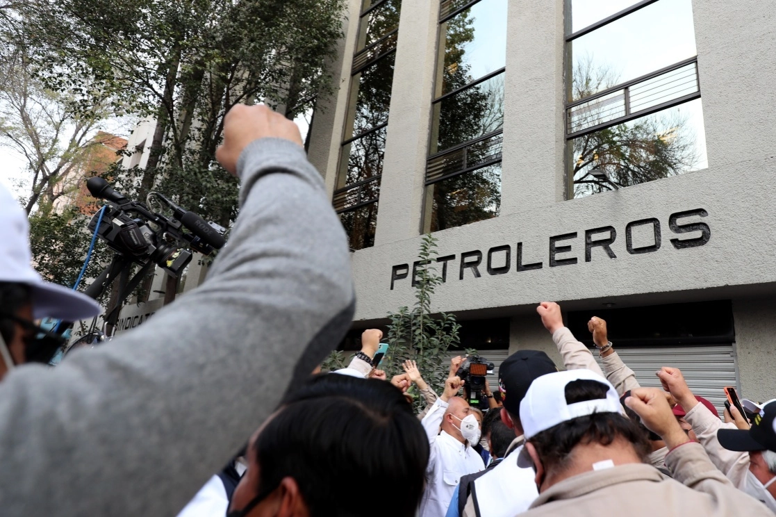 Simpatizantes de los candidatos a dirigir el Sindicato de Trabajadores Petroleros de la República Mexicana en la Ciudad de México. Foto Roberto García Ortiz / Archivo