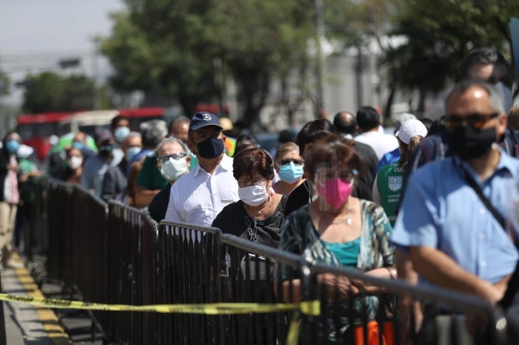 Adultos mayores hacen fila al exterior de la UAM Azcapotzalco para poder acceder a la vacuna contra Covid-19, en la Ciudad de México, el 16 de marzo de 2021. Foto Yazmín Ortega Cortés