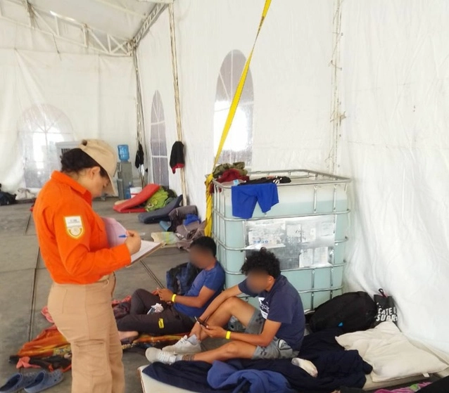 El refugio está dividido en tres secciones: hombres, mujeres y núcleos familiares, en los cuales se colocaron baños, paquetes de higiene personal, colchonetas y mantas térmicas, así como áreas para consumir tres alimentos diarios y agua potable. Imagen tomada de https://twitter.com/INAMI_mx