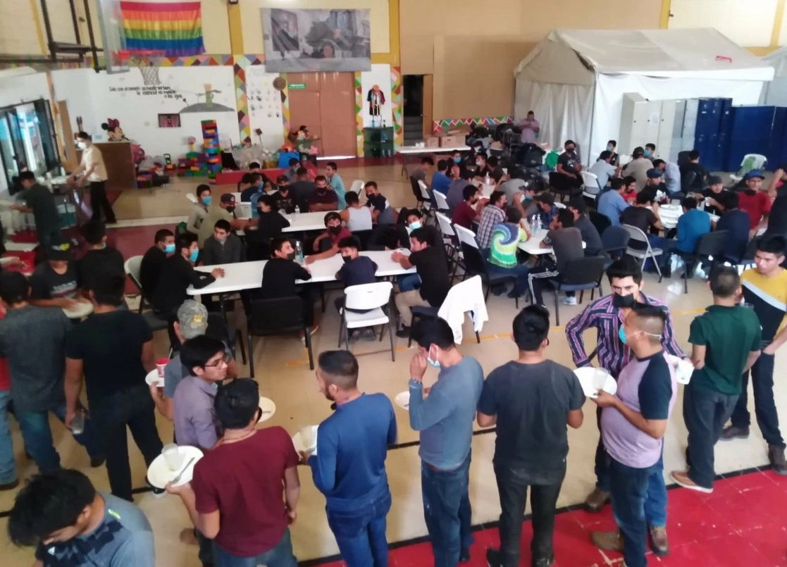 Refugio temporal para migrantes en el gimnasio “Jorge Barousse” de Chihuahua. Foto Agencia Estatal de Investigación 
