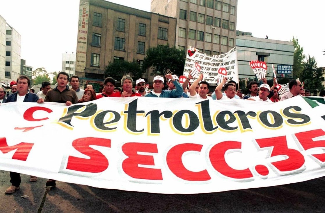 Trabajadores del Sindicato de Trabajadores Petroleros de la República Mexicana durante una protesta en la Ciudad de México. Foto Cuartoscuro / Archivo