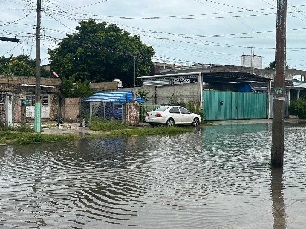 Conforme avanzó el día, arreciaron las lluvias, empezaron los mayores encharcamientos y las medidas preventivas. Foto Diana García
